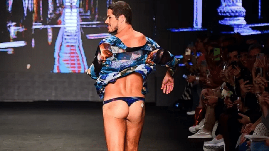 Pequeno adesivo em uma das nádegas de José Loreto chamou a atenção em desfile performático na SPFW (São Paulo Fashion Week) - Andy Santana/Brazil News