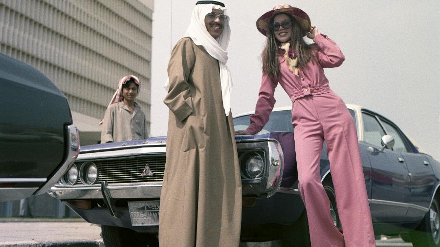 O famoso guia Lonely Planet dava conselhos bem diferentes há meio século, como a venda de sangue no Kuwait (na foto, imagem de 1973) para ajudar nas contas da viagem