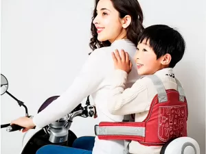 Cinto de segurança para criança andar de moto é vendido na web; pode usar?