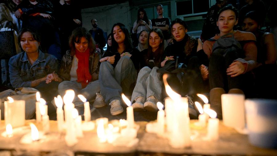 Fãs se reúnem em frente ao hotel Casa Sur após morte de Liam Payne - Luis Robayo/AFP