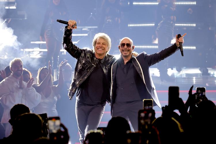 Jon Bon Jovi e Pitbull cantam juntos na noite de quinta (14), no Grammy Latino, em Miami