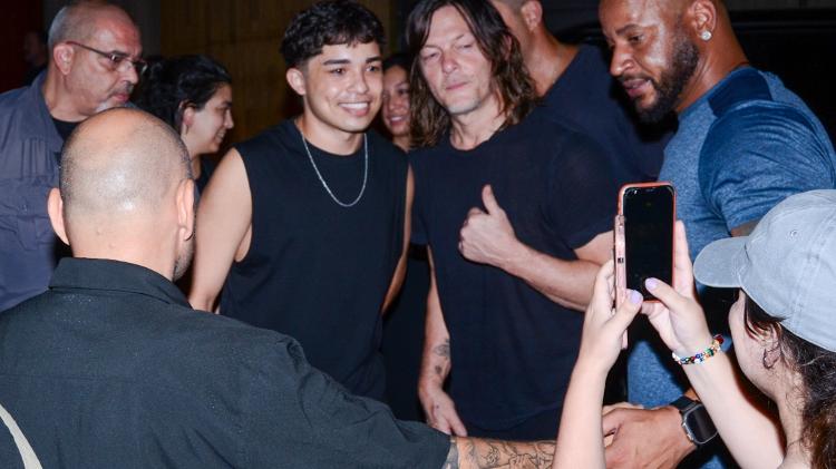 Norman Reedus é recebido por dezenas de fãs e causa tumulto em porta de hotel