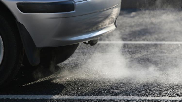 Fumaça branca costuma indicar água no interior do motor, que pode ser prejudicial Fumaça branca costuma indicar água no interior do motor, que pode ser prejudicial