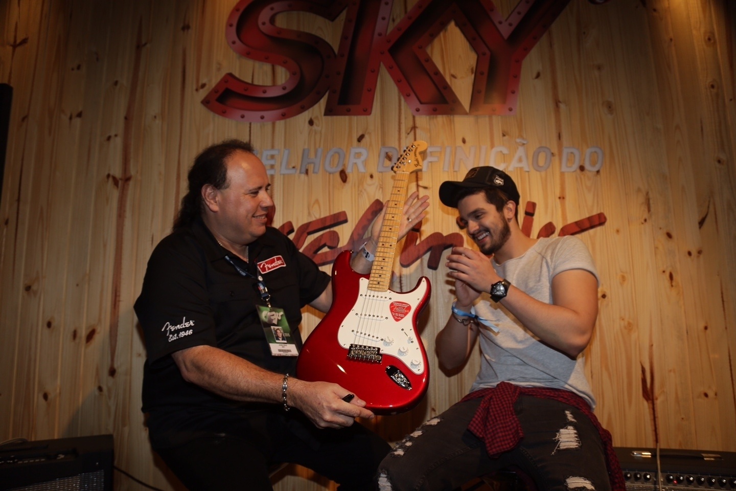 20.set.2015 - Luan Santana recebe a guitarra feira pelo luthier John Cruz que fez uma guitarra para ele - Francisco Silva/AgNews