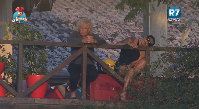 06.out.2015 - Ovelha relembra suas histórias e conversa com Mara Maravilha horas antes da votação - Reprodução/Record