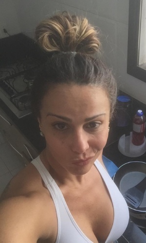 16.out.2015 - Viviane Araújo publicou uma foto no Instagram chateada por ter muita louça para lavar. A modelo e atriz voltou da academia e encontrou a pia cheia na cozinha de sua casa. 
