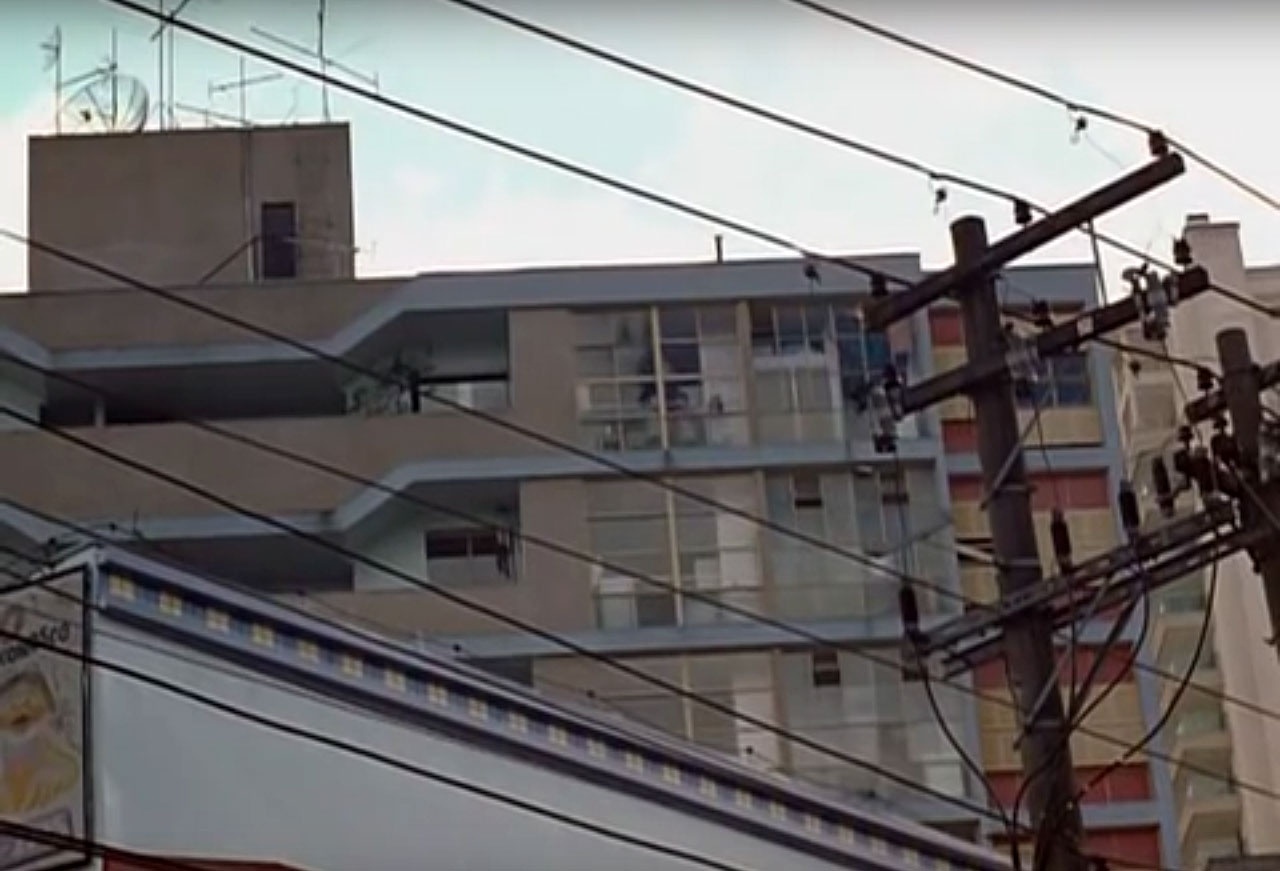 O edifício Louveira, em Higienópolis, em cena do filme "Domésticas" (2001), de Fernando Meirelles e Nando Olival - Reprodução