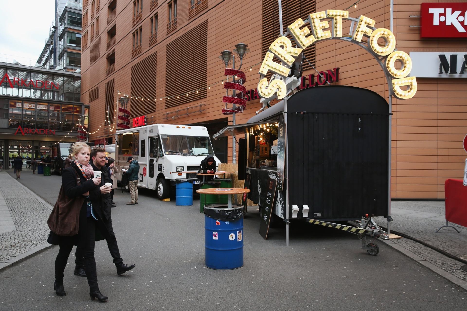 10.fev.2016 - Rua próxima ao Palácio Berlinale recebe food trucks para alimentar o público da 66ª edição do Festival de Berlim, que acontece entre os dias 11 e 21 de fevereiro. - Sean Gallup/Getty Images