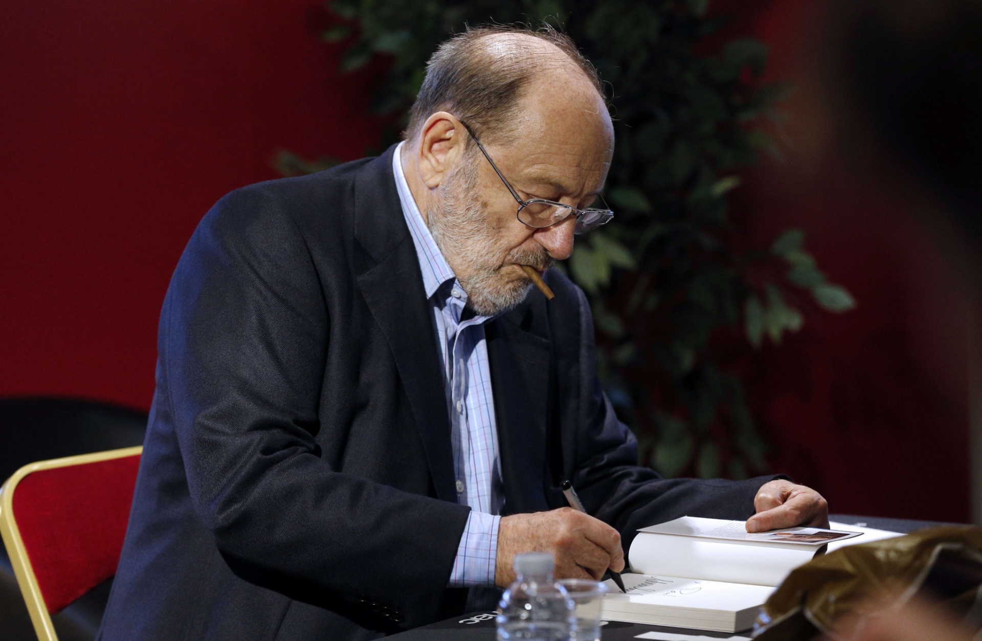 12.mai.2015 - Umberto Eco autografa "Numero Zero" em Paris - Francois Guillot/AFP
