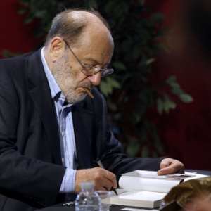 12.mai.2015 - Umberto Eco autografa "Numero Zero" em Paris - Francois Guillot/AFP