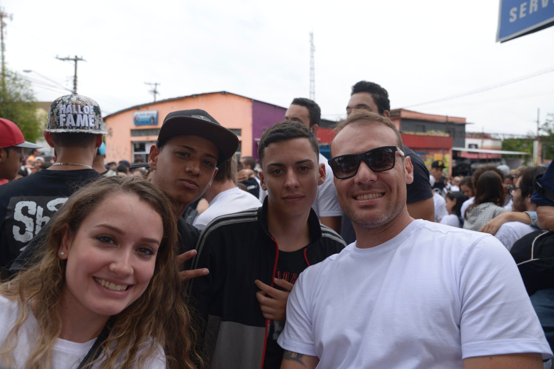 12.mar.2016 - Público aguarda na fila a abertura dos portões para o primeiro dia do Lollapalooza Brasil 2016 - Rafael Roncato/UOL