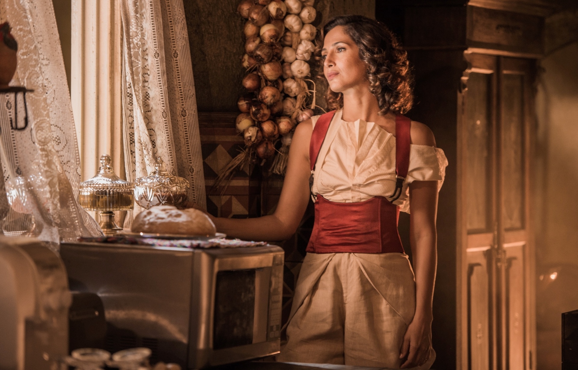 Maria Tereza, que na primeira fase foi Julia Dalavia agora é Camila Pitanga, luta frontalmente contra os procedimentos adotados pelo pai em relação à cultura ribeirinha. - TV Globo/Divulgação