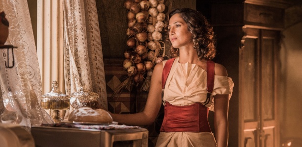 Maria Tereza, que na primeira fase foi Julia Dalavia agora é Camila Pitanga, luta frontalmente contra os procedimentos adotados pelo pai em relação à cultura ribeirinha. - TV Globo/Divulgação - TV Globo/Divulgação