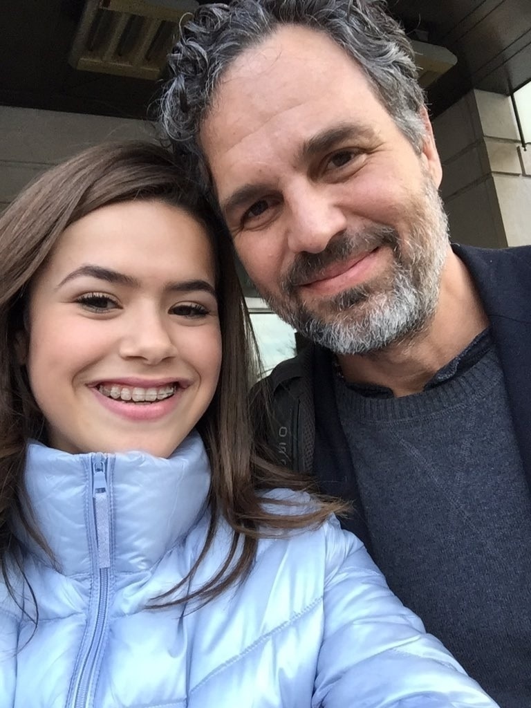 11.abr.2016 - Maisa Silva tietou o ator Mark Ruffalo nos Estados Unidos. De férias em Nova York, a atriz e apresentadora mirim do SBT encontrou o astro de Hollywood e não perdeu a oportunidade de fazer uma selfie. "Tirei foto com o ator que faz o Hulk, ele estava no mesmo hotel que eu, muito fofo", comemorou Maisa no Twitter - Reprodução/Twitter/maisasilva