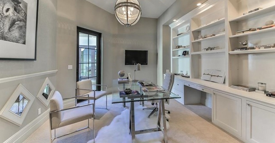 O segundo escritório da casa de Britney Spears segue a linha da decoração presente em quase todos os cômodos da residência. O ambiente é dominado pelos tons claros e tem elementos prateados