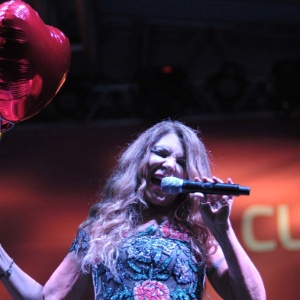 22.mai.2016 - A Virada Cultural, em São Paulo, teve dobradinha de Elba Ramalho. Depois de despertar o público no palco São João na manhã deste domingo, a cantora encerrou a Virada do Parque do Carmo, na Zona Leste. Assim como fez no Centro, ela cantou clássicos do forró e seu sucesso da novela "Êta Mundo Bom", "Distante D'Ocê" - Reinaldo Canato/UOL