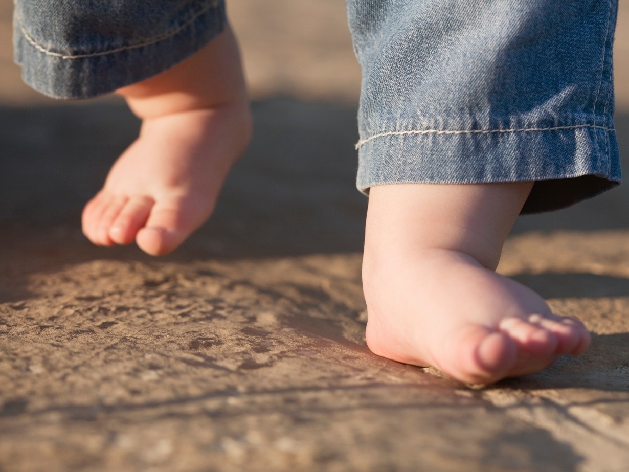 Andar descalço não dá resfriado - mas friagem é perigosa; entenda o porquê
