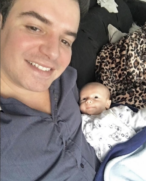 7.jun.2016 - O sertanejo Belutti posa, orgulhoso, com o filho, Luis Miguel, que completa dois meses no próximo dia 17. "A paz", escreveu o cantor, casado com a atriz Thaís Pacholek, em seu perfil no Instagram - Reprodução/Instagram/beluttioficial