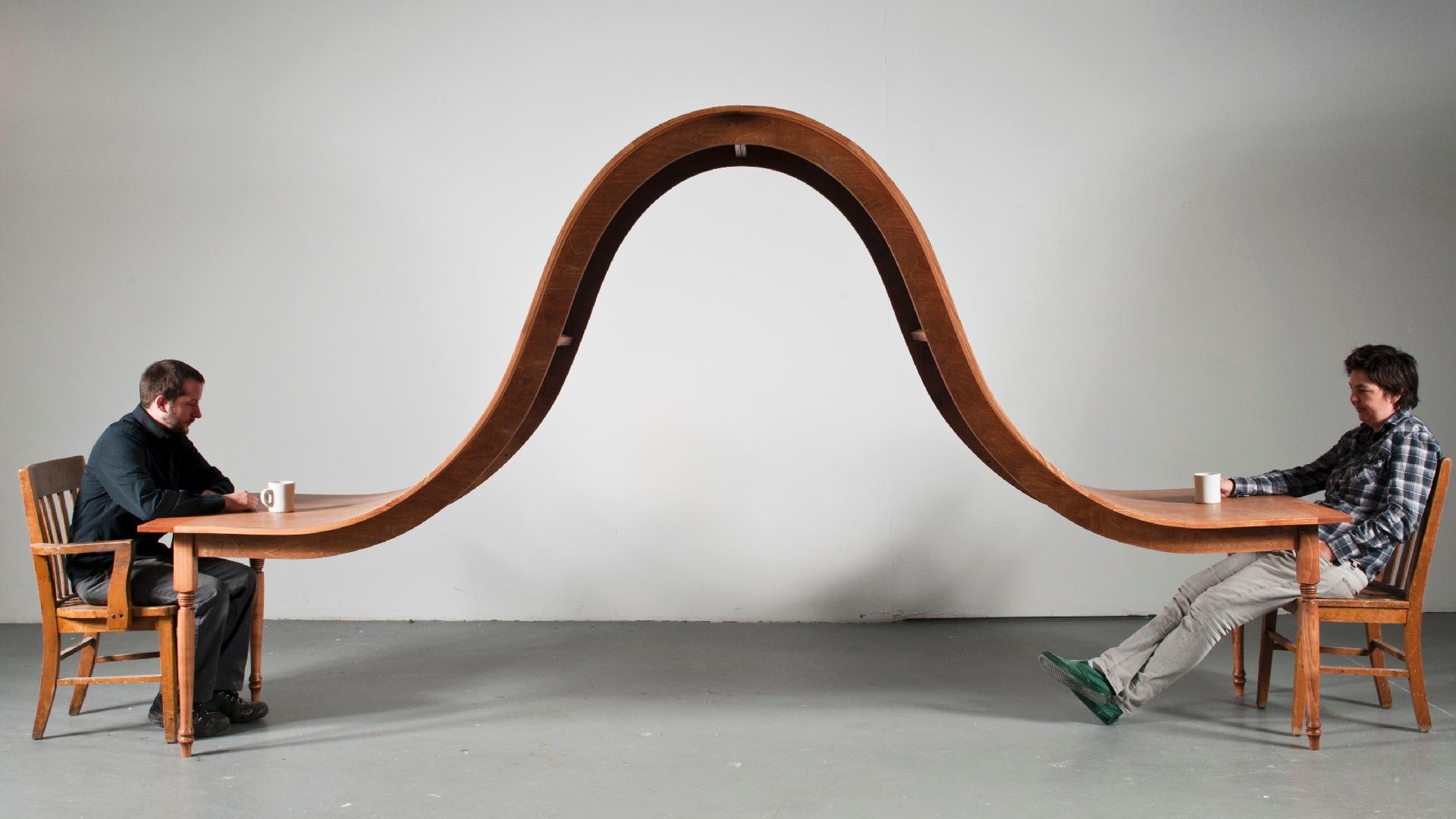 Michael Beitz cria esculturas em grande formato, muitas vezes baseadas em móveis, a fim de mostrar a solidão em que nos encontramos pelo uso das tecnologias, como o celular. "Eu acredito [que o mobiliário] conecta as pessoas de uma maneira emocional. Tem um quê romântico". O artista diz que nunca desejou criar um móvel em si, mas que vê tais peças como meios para alcançar as pessoas - Divulgação