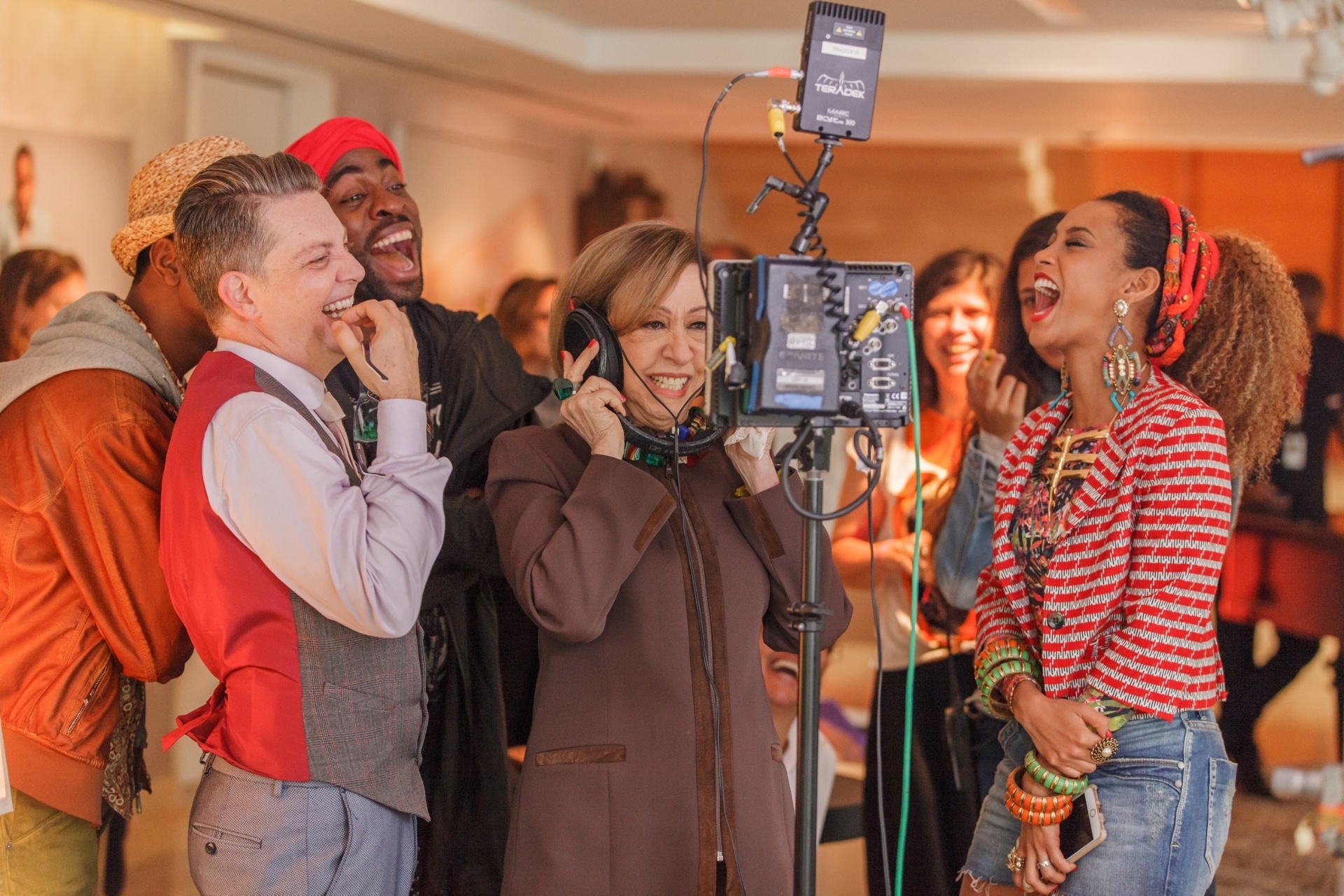 18.mai.2016 - Fernanda Montenegro grava participação especial em "Mister Brau" como Rosita, mãe de Gomes (Kiko Mascarenhas) - Artur Meninea/TV Globo