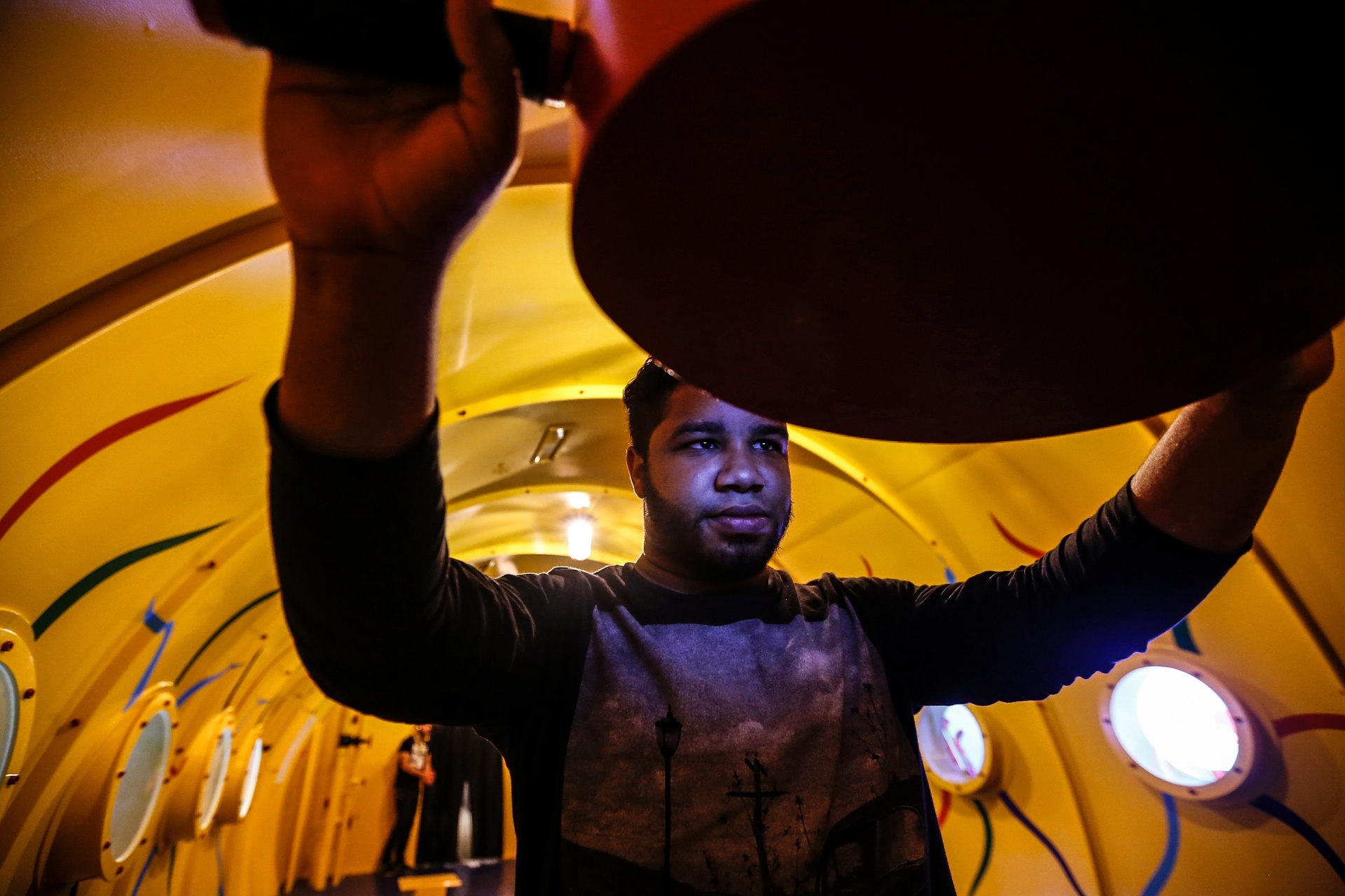 6.set.2016 - Fã de Beatles, André Luis Silva faz selfie durante visita na exposição "Beatleamania Experience" em cartaz em São Paulo - Lucas Lima/UOL