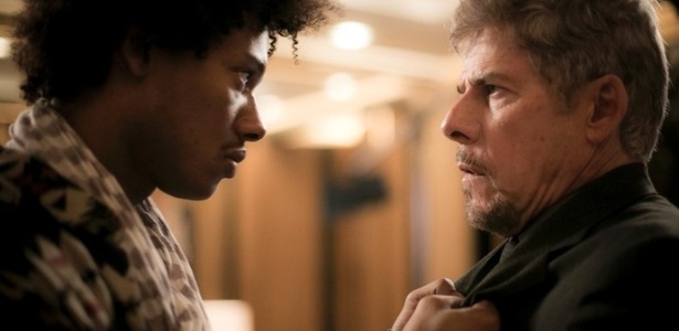 Zelito (Danilo Ferreira) enfrenta Tião (José Mayer) e o acusa de assassinato em "A Lei do Amor" - Reprodução/GShow - Reprodução/GShow