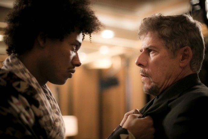 Zelito (Danilo Ferreira) enfrenta Tião (José Mayer) e o acusa de assassinato em "A Lei do Amor" - undefined