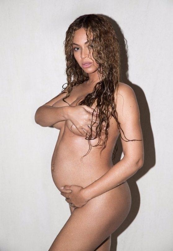Grávida de gêmeos, Beyoncé posa mostrando a barriga de grávida