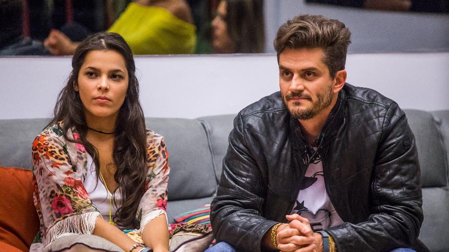Emilly e Marcos no sofá do "BBB17" - Paulo Belote/Divulgação/TV Globo