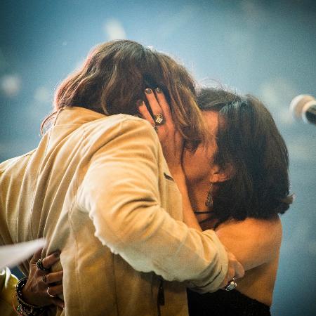 Mariane (Ana Cecília Costa) agarra Gui (Vladimir Brichta) durante show em "Rock Story" - João Miguel Júnior/TV Globo - João Miguel Júnior/TV Globo