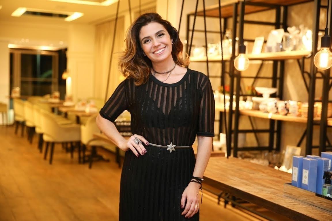 Giovanna Antonelli  usa blusa preta com sutiã rendado por baixo - Manuela Scarpa/Brazil News
