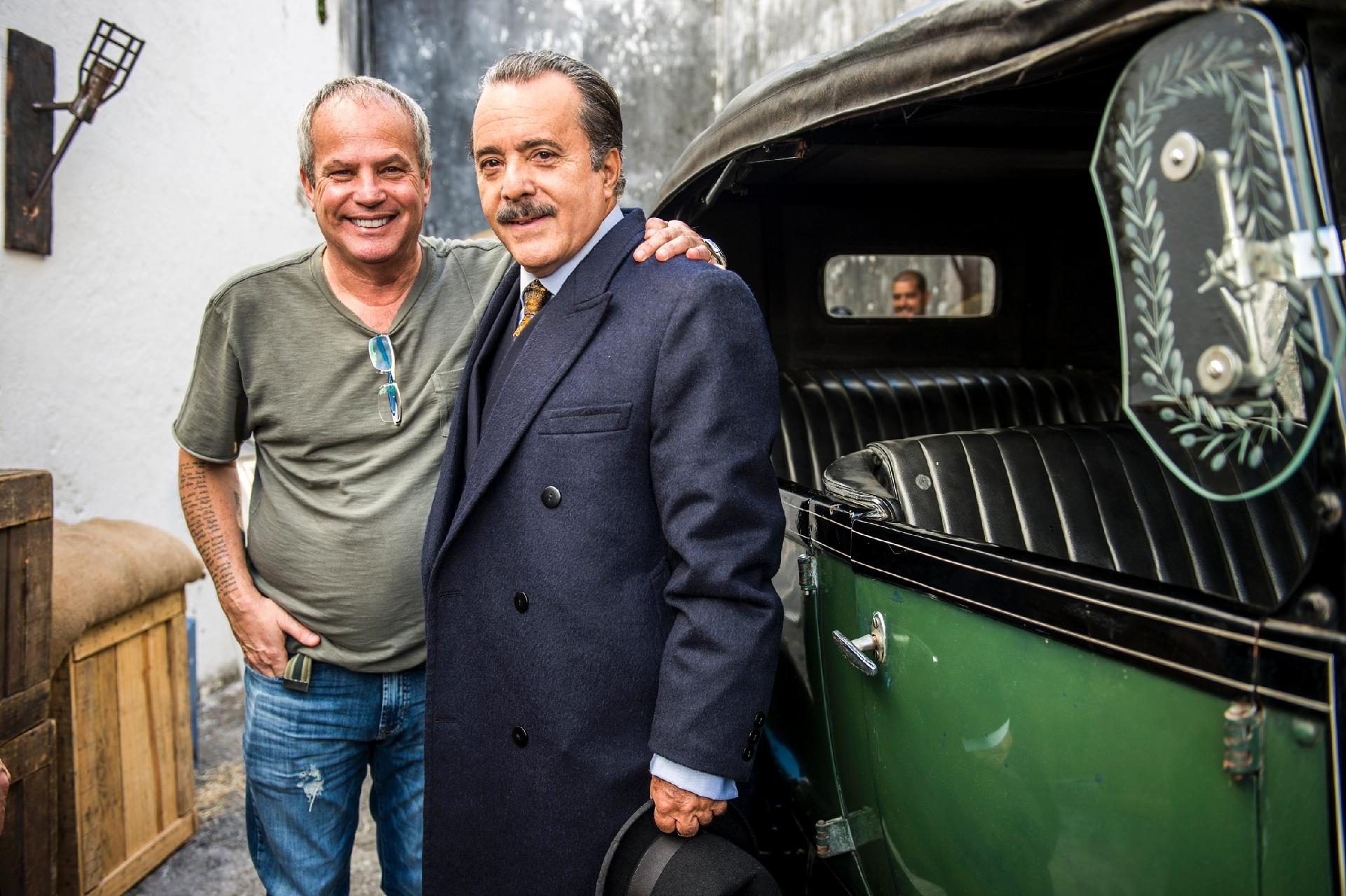 O diretor Jayme Mojardim posa com Tony Ramos nos bastidores de "Tempo de Amar" - João Miguel Júnior/Globo/Divulgação