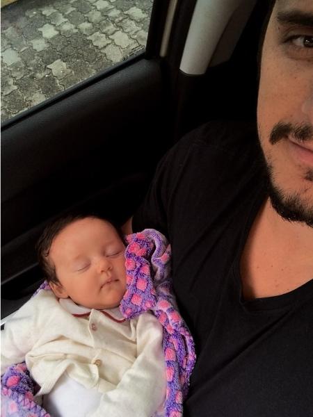 Bruno Gissoni com a filha, Madalena, no colo - Reprodução/Instagram - Reprodução/Instagram