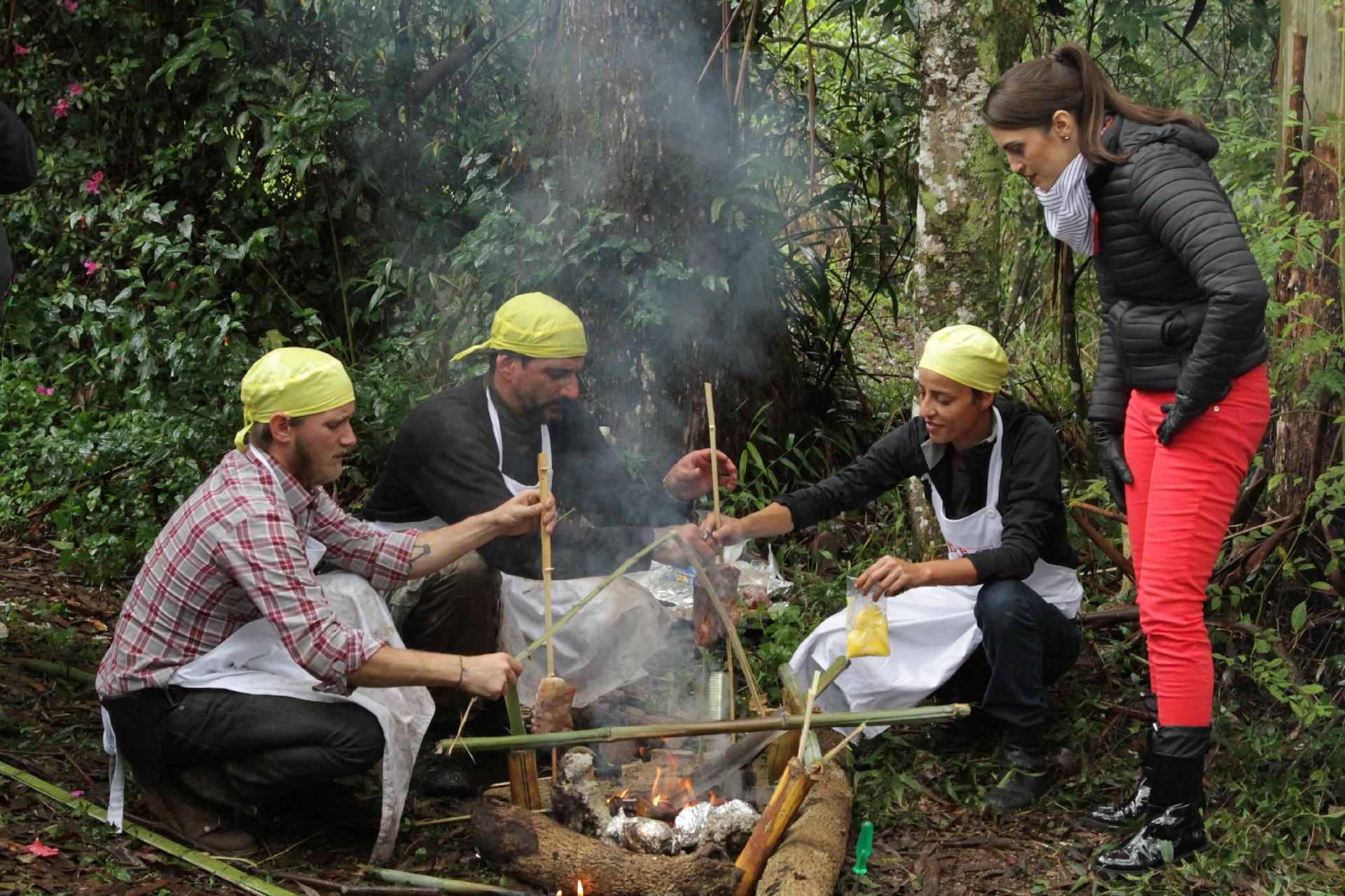 Participantes do "BBQ Brasil", competição do SBT, trocam churrasqueira por fogueira em prova na selva - Gabriel Gabe/SBT