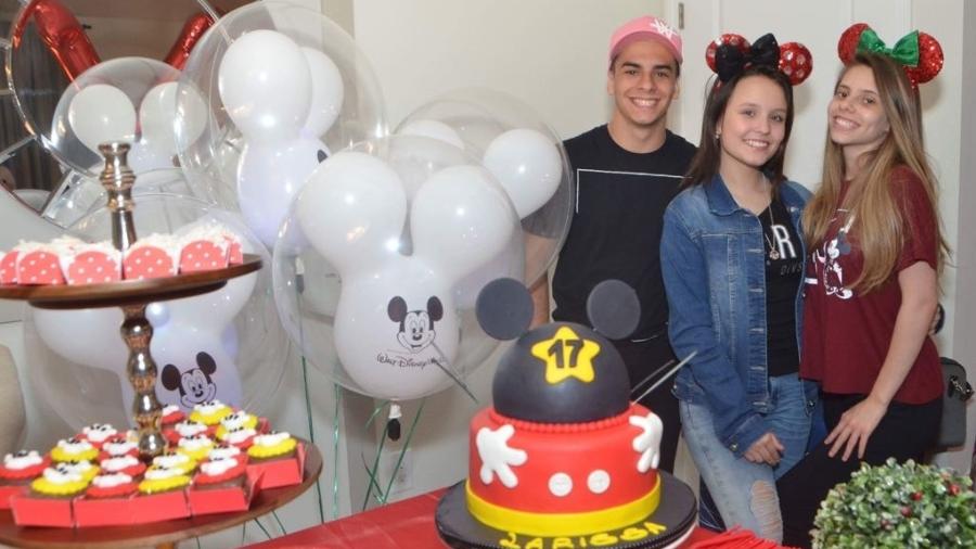 Larissa Manoela comemorou mais um aniversário ao lado dos amigos Gabi e Pedro Motta e os pais - Divulgação/VanessaCaetano Photography) 