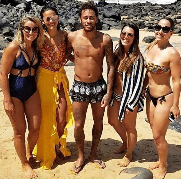 Neymar e Bruna Marquezine são tietados em Fernando de Noronha - Reprodução/Instagram
