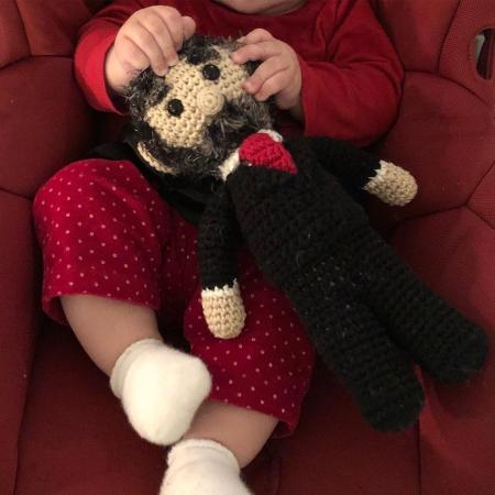 Filha de Gregorio Duvivier, Marieta brinca com boneco de crochê do ex-presidente Lula - Reprodução/Instagram/gduvivier