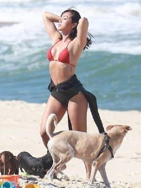 Dani Suzuki postou foto em que aparece ao lado de cães na praia - Instagram/Reprodução