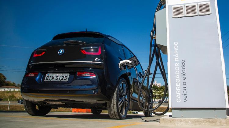 BMW i3 no posto de recarga da Rodovia presidente Dutra - Divulgação - Divulgação