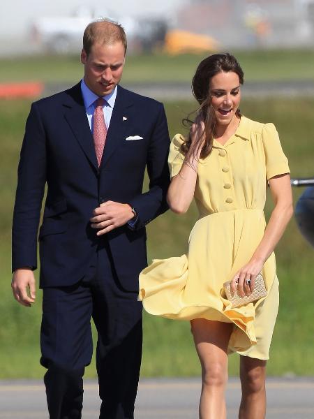 Em 2011, Kate sofreu com o vento sobre seu vestido e seu cabelo no Aeroporto de Calgary  - Getty Images