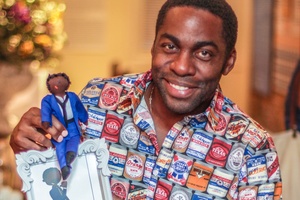 Lázaro Ramos com o boneco que o representa - Divulgação - Divulgação