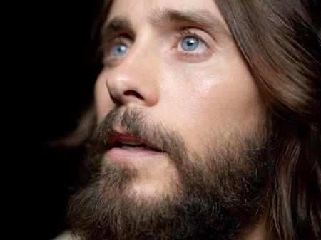 Parece o Jesus Cristo das antigas vinhetas do SBT, mas é o ator e músico Jared Leto - Reprodução