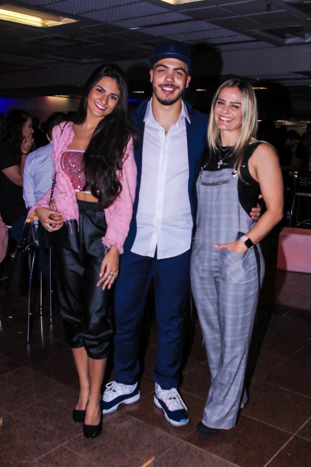 Ronald posa com a namorada Luiza Basile e a mãe Milene Domingues - Francisco Cepeda e Thiago Duran/AgNews