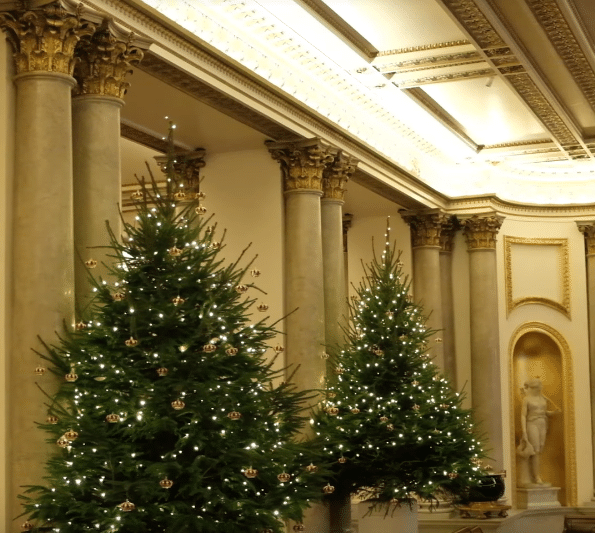 Rainha Elizabeth abre as portas do palácio e mostra sua decoração de Natal - Reprodução/Youtube