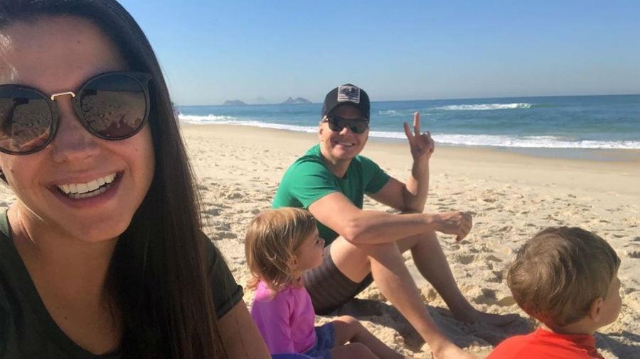 Thais Fersoza e Michel Teló com os filhos, Melinda e Teodoro, na praia - Reprodução/Instagram