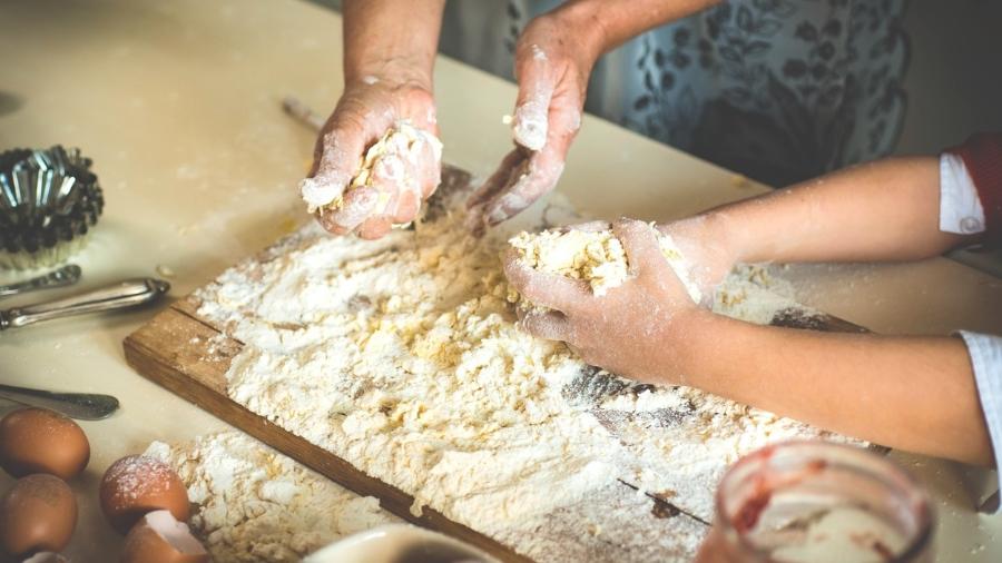 Novos hábitos culinários dos britânicos, como assar pães e bolos, causaram ausência de farinha nos mercados - Getty Images