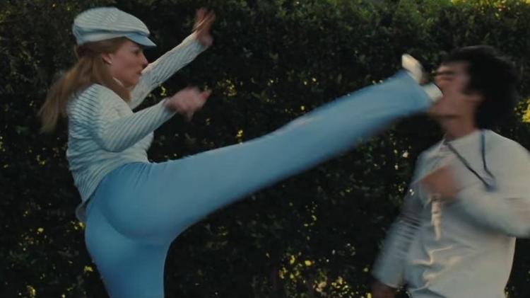 Margot Robbie e Mike Moh em cena de "Era Uma Vez em.. Hollywood" - Reprodução - Reprodução