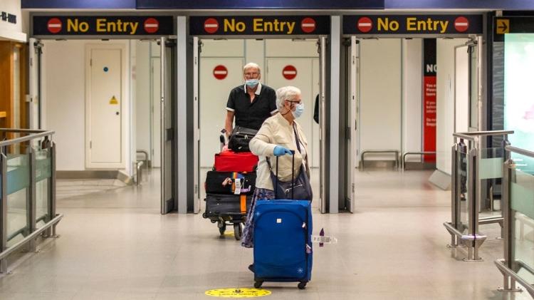 Passageiros chegam ao terminal de Manchester, na Inglaterra, durante a crise do coronavírus - Getty Images