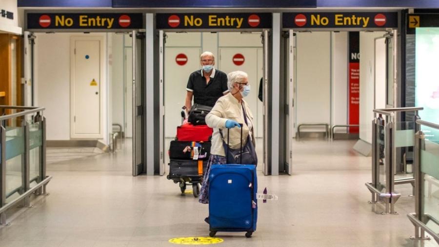 Passageiros chegam ao terminal de Manchester, na Inglaterra, durante a crise do coronavírus - Getty Images
