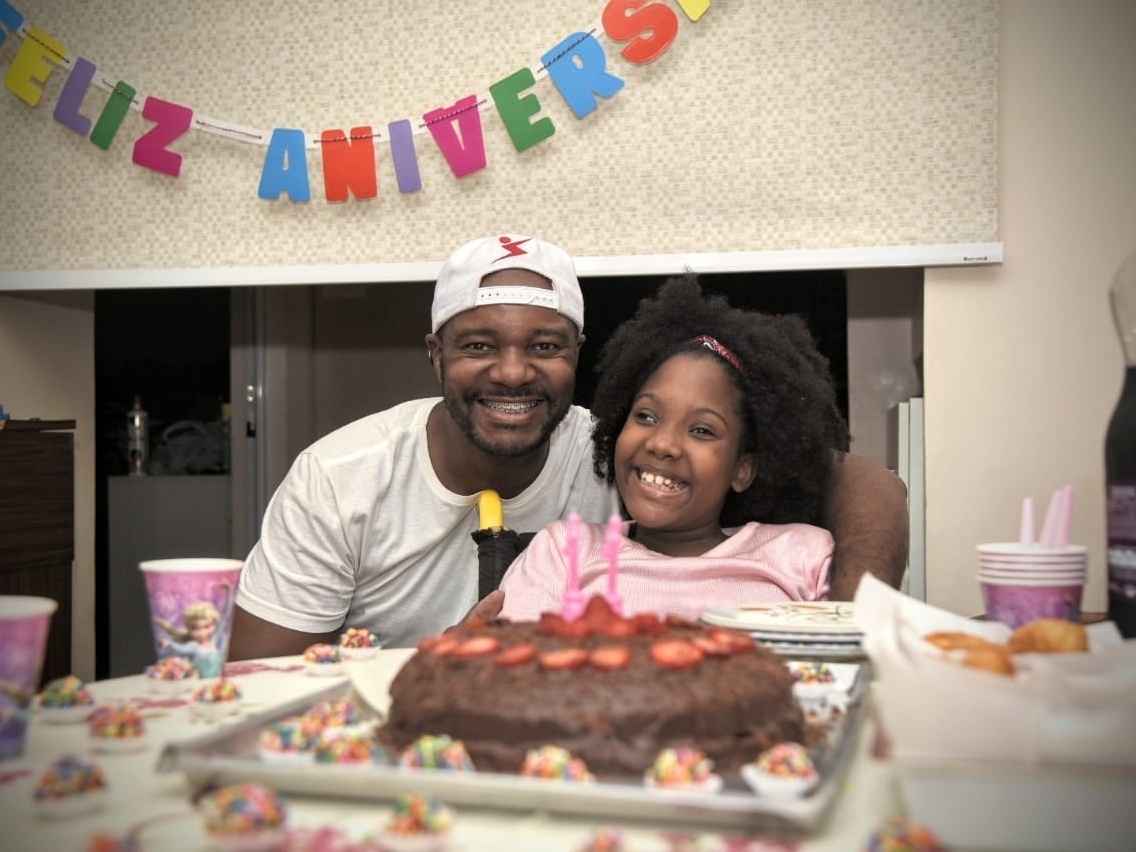 Pai consegue boneca negra e cadeirante para filha após viralizar no Twitter